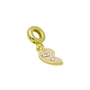 Détail d'un pendentif demi-cœur en émail rose doré avec une petite pierre précieuse