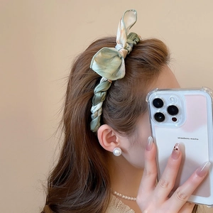 Cerchietto con fiocco floreale verde Morandi e perle in stile selfie allo specchio