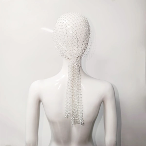 Vista posteriore di una retina per capelli bianca con perline per acconciatura sposa