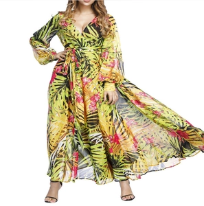 Détail d'une robe cache-cœur à col en V avec imprimé tropical et manches lanternes en mousseline
