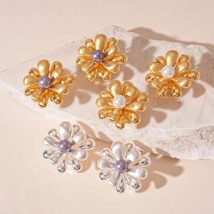 Ensemble de boucles d'oreilles fleurs en plaqué or et argent avec perles centrales