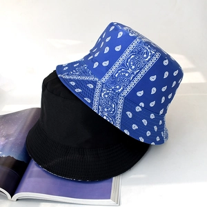 Detail von schwarzen und blauen Fischerhüten mit Paisleymuster und feinen Ziernähten
