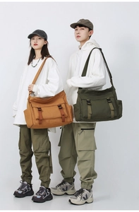 Sacs bandoulière vintage en toile marron et vert armée portés par des mannequins