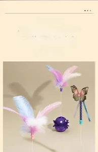 Dettaglio delle piume colorate di ricambio e accessori a farfalla per giochi elettrici per gatti