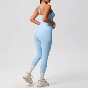 Détail de l'ensemble de yoga bleu clair avec haut à bretelles croisées et legging à poche latérale