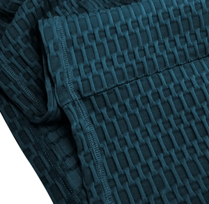 Gros plan des coutures plates sur le tissu nid d'abeille bleu profond de haute densité