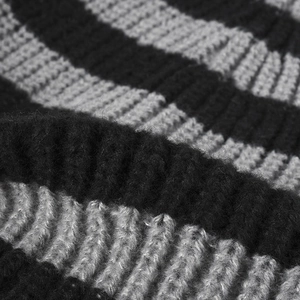 Bonnet en maille rayée noir et gris pour femme avec une texture côtelée chaude