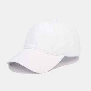 Gros plan d'une casquette de baseball vintage blanche montrant la texture du coton sergé