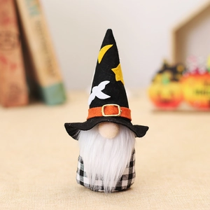 Poupée gnome d'Halloween avec chapeau de sorcier noir pointu, motifs d'étoiles et barbe blanche
