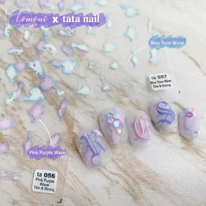 Japanische Nagelsticker mit traumhaften Wolkenmustern und gotischen Buchstaben in Blau und Violett
