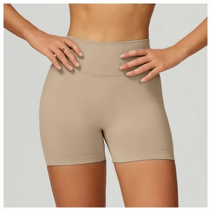 Dettaglio dei pantaloncini fitness a coste senza cuciture a vita alta con bordo a contrasto