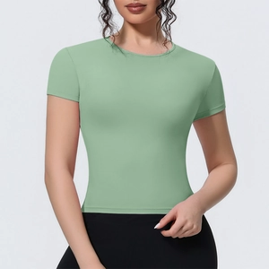 Gros plan détaillé du t-shirt de yoga ajusté avec texture de tissu respirant vert clair
