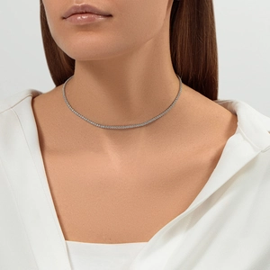 Dettaglio della scintillante collana tennis in argento 925 con zirconi sul collo