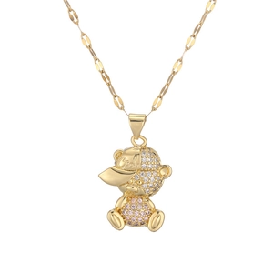 Détail du pendentif ours plaqué or avec casquette et pierres de zircon roses et blanches