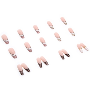 Unghie finte lunghe a ballerina con stampa leopardata, base rosa nude e punte rosse