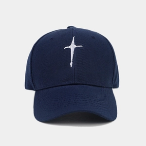 Gros plan sur la broderie d'étoile blanche sur une casquette bleu marine structurée