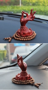 Detalle de decoración de coche mano de buda roja con cuentas de madera de oración
