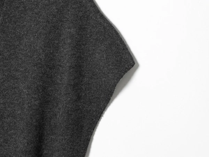 Vue détaillée de la texture du tricot de laine gris foncé et du tissage des fibres