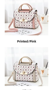 Détails de sacs à main imprimés rose et beige avec motifs d'ours et fermoir pivotant