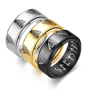 Detalle de anillos giratorios con símbolos Valknut y runas nórdicas en tres colores
