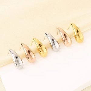 Detail of teardrop earrings in gold, silver, and rose gold with polished mirror finish
