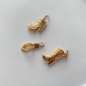 Detailansicht goldener Schuhanhänger wie Stiefel und Flip-Flops für DIY-Schmuckzubehör