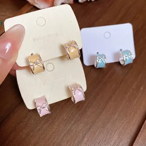 Orecchini a cerchio a C con fiocco d'argento e smalto nei colori giallo rosa e blu