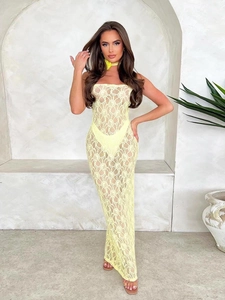 Détail de la dentelle florale jaune sur une robe longue bustier sexy et transparente