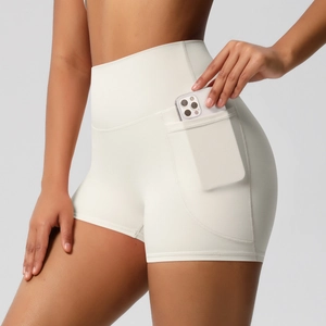 Gros plan sur la poche latérale du short de yoga taille haute crème avec téléphone