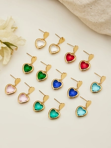 Detalle de pendientes de cristal en forma de corazón con montura de oro de 18 quilates