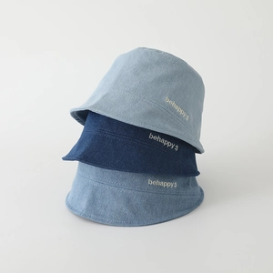 Trois bobs en denim pour enfants déclinés en bleu avec broderie texte behappy