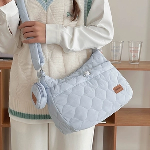 Sac bandoulière matelassé bleu clair pour femme avec petite pochette ronde assortie