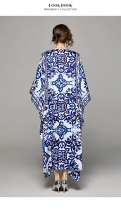 Vue arrière d'une robe longue bohème ample avec imprimé floral porcelaine bleu et blanc