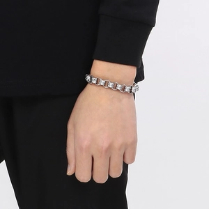 Nahaufnahme eines polierten Edelstahl-Panzerarmbands mit OT-Verschluss am Handgelenk