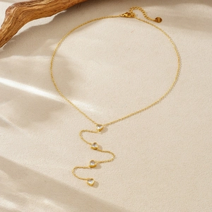 Collier minimaliste en acier doré multicouche avec pendentifs en cœur et zircons