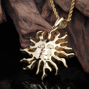 Pendentif visage dieu du soleil doré poli avec chaîne torsadée sur surface sombre