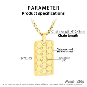 Spécifications du pendentif carré en acier doré avec texture alvéolée et strass