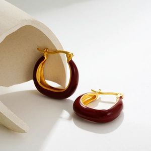 Orecchini a forma di U placcati oro 18K con smalto marrone moka in stile moderno e minimalista