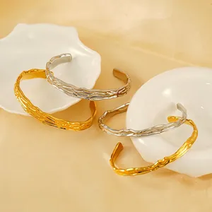 Bracciale Rigido Aperto Texture Irregolare Placcato Oro 18K Acciaio Inossidabile Minimalista Metallo Liquido Donna