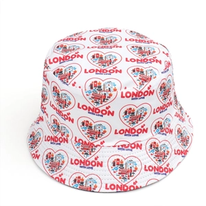 Gedetailleerd overzicht van een witte omkeerbare vissershoed met vintage Londen print