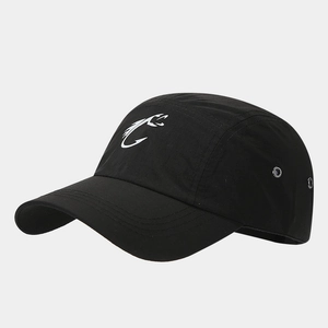 Détail d'une casquette de pêche noire avec broderie hameçon blanche et œillets en métal