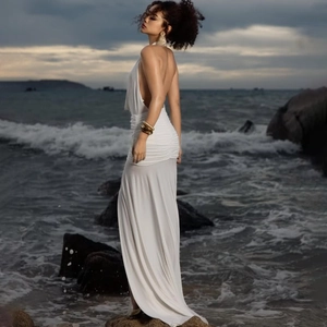 Elegante abito lungo bianco all'americana con schiena scoperta e spacco alto per la spiaggia