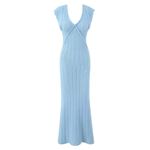 Robe longue en tricot bleu clair avec col en V et motifs en crochet ajourés texturés