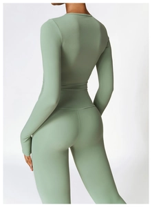 Détail de l'ensemble de yoga vert sauge avec haut à manches longues et legging taille haute