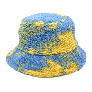 Détail d'un chapeau bob tie-dye bleu et jaune avec texture en peluche pour l'hiver