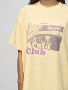 Détail de l'imprimé graphique Paris vintage sur un t-shirt en coton jaune oversize