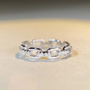 S925 sterling silver chain ring with pavé zircon pig nose design in polished finish
