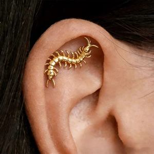 Vista macro di un earcuff a forma di centopiedi dorato con dettagli di zampe d'insetto