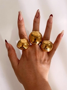 Gros plan de bagues sphériques bombées en plaqué or 18 carats pour un style audacieux