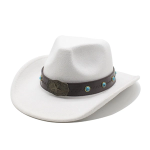 Détail de chapeau de cowboy blanc avec bande en cuir, clous turquoise et boucle étoile